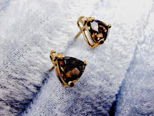 Indlæs billede til gallerivisning 10 karat guld ørestikkere med røgkvarts & diamant