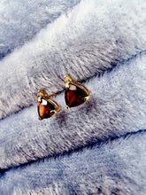 Indlæs billede til gallerivisning 10 karat guld ørestikkere trekant med granat & diamant
