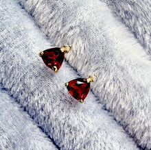 Indlæs billede til gallerivisning 10 karat guld ørestikkere trekant med granat & diamant