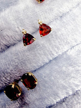 Indlæs billede til gallerivisning 10 karat guld ørestikkere trekant med granat & diamant