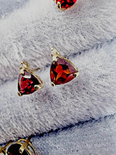 Indlæs billede til gallerivisning 10 karat guld ørestikkere trekant med granat & diamant