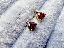 Indlæs billede til gallerivisning 10 karat guld ørestikkere trekant med granat & diamant