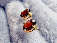 Indlæs billede til gallerivisning 10 karat guld ørestikkere med ovale granater