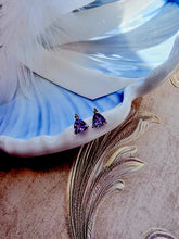 Indlæs billede til gallerivisning 10 karat guld ørestikkere trekant med ametyst & diamant