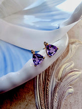 Indlæs billede til gallerivisning 10 karat guld ørestikkere trekant med ametyst & diamant