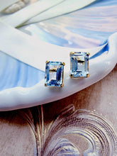 Indlæs billede til gallerivisning 10 karat guld ørestikkere, firkantede blå topas