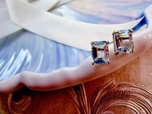 Indlæs billede til gallerivisning 10 karat guld ørestikkere, firkantede blå topas