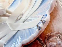 Indlæs billede til gallerivisning 10 karat guld ørestikkere trekant med blå topas & diamant