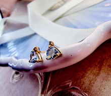 Indlæs billede til gallerivisning 10 karat guld ørestikkere trekant med blå topas & diamant