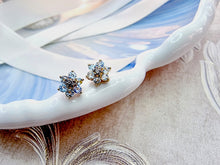 Indlæs billede til gallerivisning 10 karat guld ørestikkere blomster med blå topaser & diamant