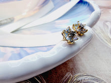 Indlæs billede til gallerivisning 10 karat guld ørestikkere blomster med blå topaser & diamant