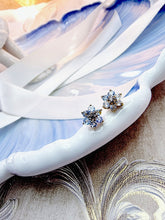 Indlæs billede til gallerivisning 10 karat guld ørestikkere blomster med blå topaser & diamant