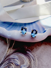 Indlæs billede til gallerivisning 10 karat guld ørestikkere med blå topas