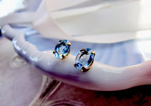 Indlæs billede til gallerivisning 10 karat guld ørestikkere med blå topas