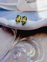 Indlæs billede til gallerivisning 10 karat guld ørestikkere med peridot