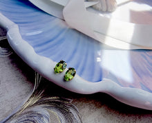 Indlæs billede til gallerivisning 10 karat guld ørestikkere med peridot