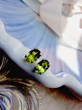 Indlæs billede til gallerivisning 10 karat guld ørestikkere med peridot