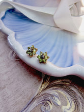 Indlæs billede til gallerivisning 10 karat guld blomster med peridot & diamant