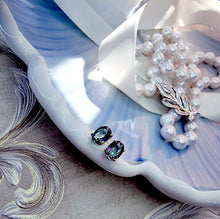 Indlæs billede til gallerivisning 10 karat guld ørestikker med mystisk topas