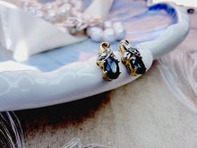Indlæs billede til gallerivisning 10 karat guld ørestikkere med safir & diamanter