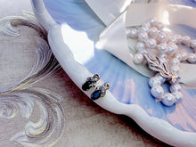 Indlæs billede til gallerivisning 10 karat guld ørestikkere med safir & diamanter