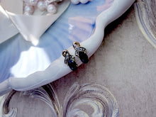 Indlæs billede til gallerivisning 10 karat guld ørestikkere med safir & diamanter