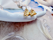 Indlæs billede til gallerivisning 10 karat guld ørestikkere trekantede med citrin & diamant