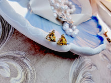 Indlæs billede til gallerivisning 10 karat guld ørestikkere trekantede med citrin & diamant