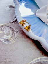 Indlæs billede til gallerivisning 10 karat guld ørestikkere trekantede med citrin & diamant