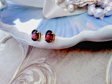 Indlæs billede til gallerivisning 10 karat guld ørestikkere med ovale granater