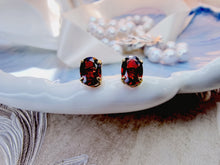 Indlæs billede til gallerivisning 10 karat guld ørestikkere med ovale granater