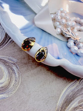 Indlæs billede til gallerivisning 10 karat guld dråbeformet med granat & diamanter