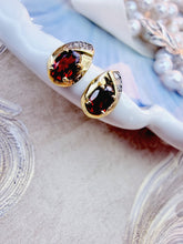 Indlæs billede til gallerivisning 10 karat guld dråbeformet med granat & diamanter