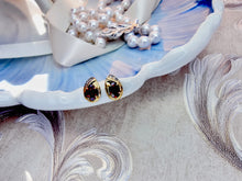 Indlæs billede til gallerivisning 10 karat guld dråbeformet med granat & diamanter