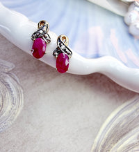 Indlæs billede til gallerivisning 10 karat guld ørestikkere med rubin & diamant