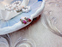 Indlæs billede til gallerivisning 10 karat guld ørestikkere med rubin & diamant