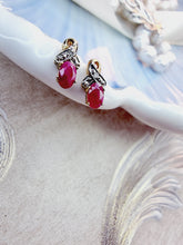 Indlæs billede til gallerivisning 10 karat guld ørestikkere med rubin & diamant