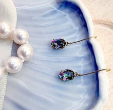 Indlæs billede til gallerivisning 10 karat guld ørehængere med mystisk topas