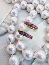 Indlæs billede til gallerivisning 10 karat guld hoops med rubiner & diamanter