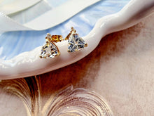 Indlæs billede til gallerivisning 10 karat guld ørestikkere trekant med hvide topas & diamant