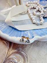 Indlæs billede til gallerivisning 10 karat guld ørestikkere trekant med hvide topas & diamant