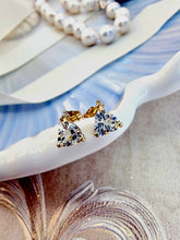 Indlæs billede til gallerivisning 10 karat guld ørestikkere trekant med hvide topas & diamant