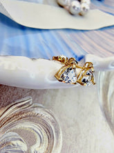 Indlæs billede til gallerivisning 10 karat guld ørestikkere trekant med hvide topas & diamant