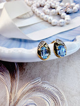 Indlæs billede til gallerivisning 10 karat guld ørestikkere med blå topas & diamanter