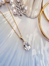 Indlæs billede til gallerivisning 10 karat guld vedhæng dråbeformet hvid topas