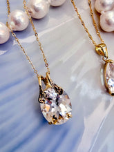 Indlæs billede til gallerivisning 10 karat guld vedhæng med stor hvid topas & små diamanter