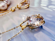 Indlæs billede til gallerivisning 10 karat guld vedhæng med stor hvid topas & små diamanter