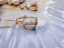 Indlæs billede til gallerivisning 10 karat guld vedhæng med stor hvid topas & små diamanter