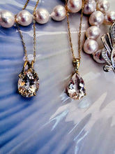 Indlæs billede til gallerivisning 10 karat guld vedhæng med stor hvid topas & små diamanter
