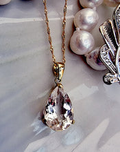 Indlæs billede til gallerivisning 10 karat guld vedhæng dråbeformet hvid topas